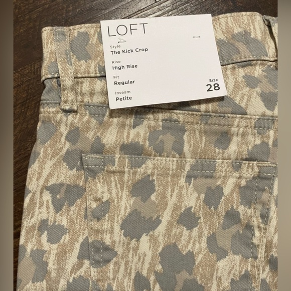 ⭐NWT⭐ < LOFT > Frayed High Rise Kick Crop Jeans - Picture 10 of 16